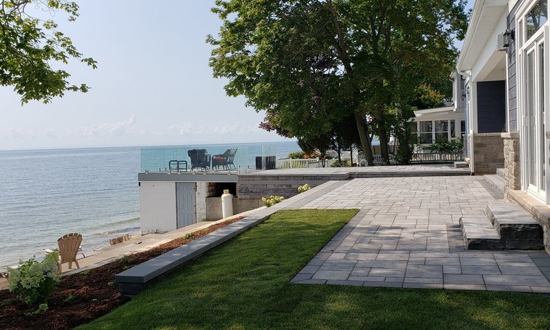 Niagara Lakefront Landscaped Home